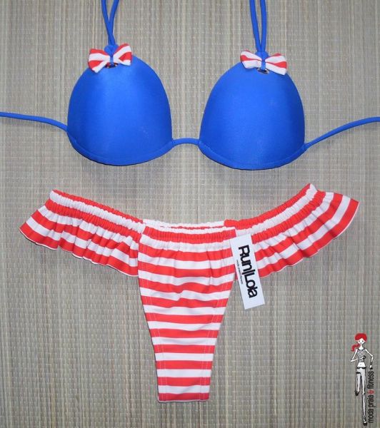 Cortininha com bojo azul e lacinho e tanga com babado náutic